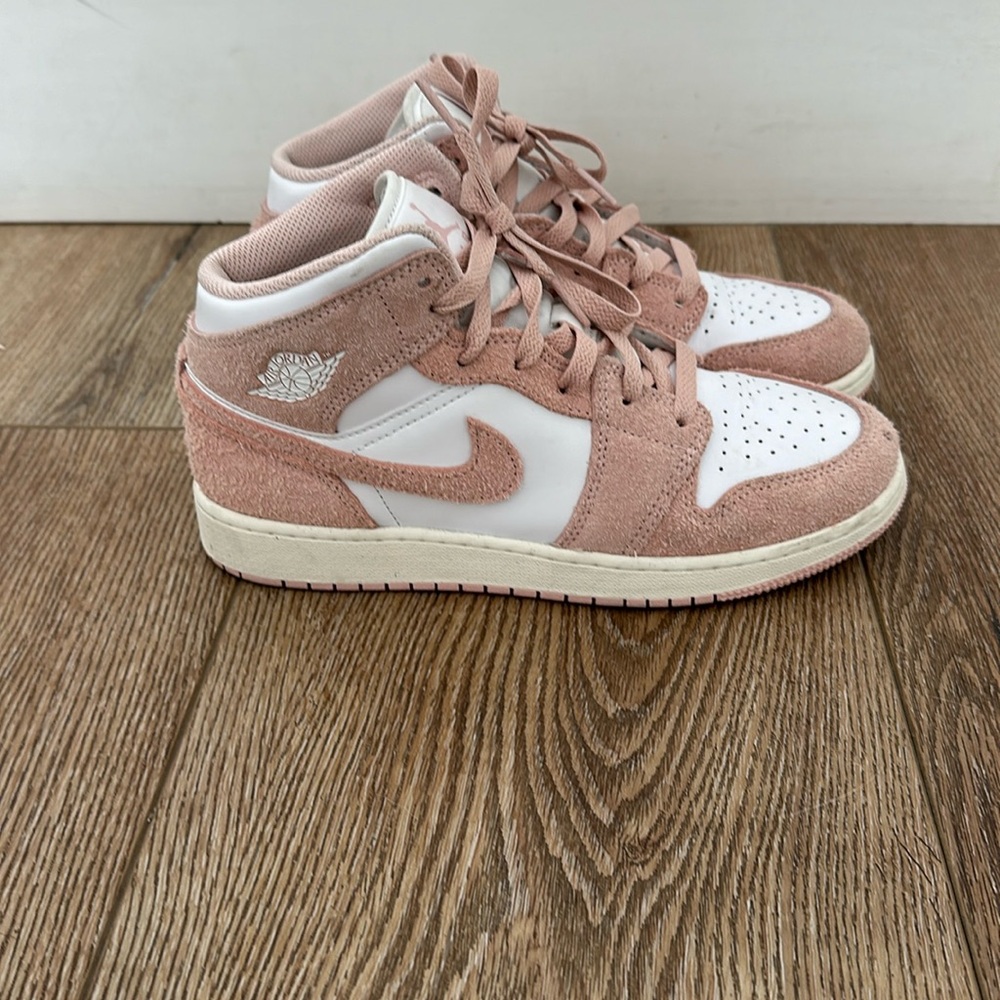 Air Jordan’s | light pink and white Air Jordan’s | Women’s 8 / Youth 6